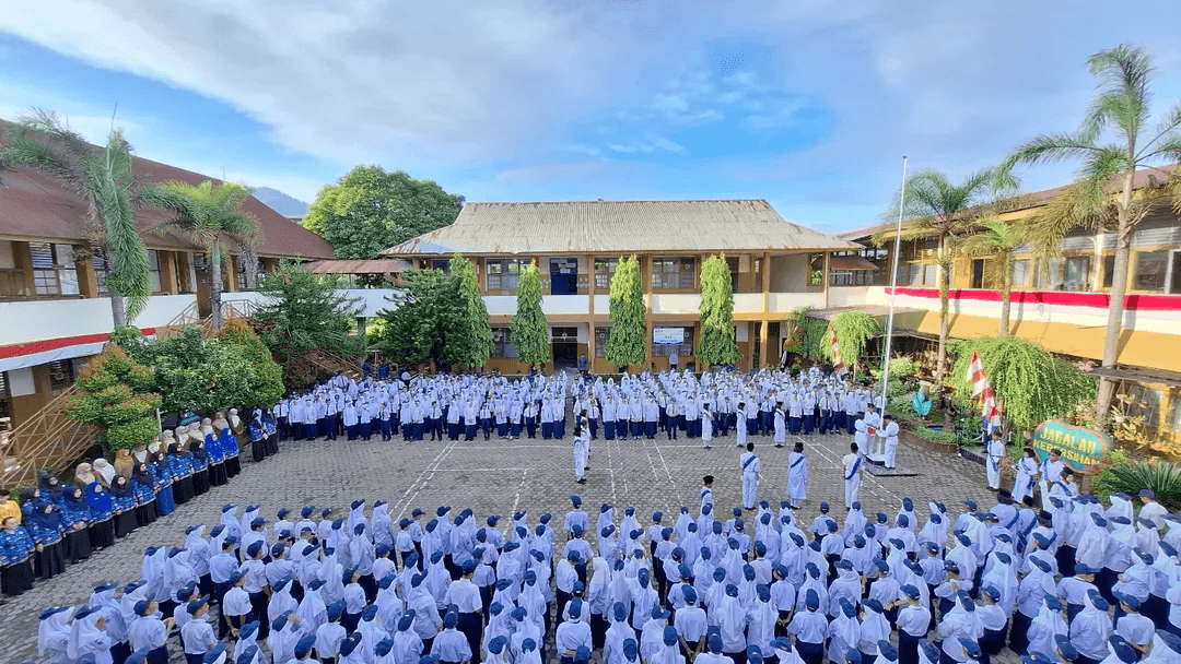Upacara HUT RI ke-80 Berlangsung Khidmat di SMP Negeri 24 Padang
