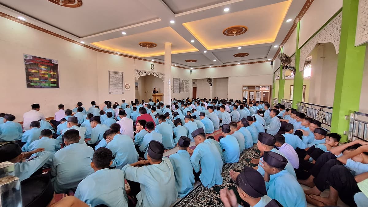 Kegiatan Jumat Berjamaah di Mushollah Al Ikhlas SMPN 24 Padang